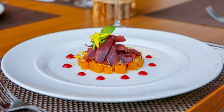 Čtyřchodové menu v Lovecké Chatě na Hluboké pro dva: hřbet z muflona, kulajda i bažantí roláda a cheesecake
