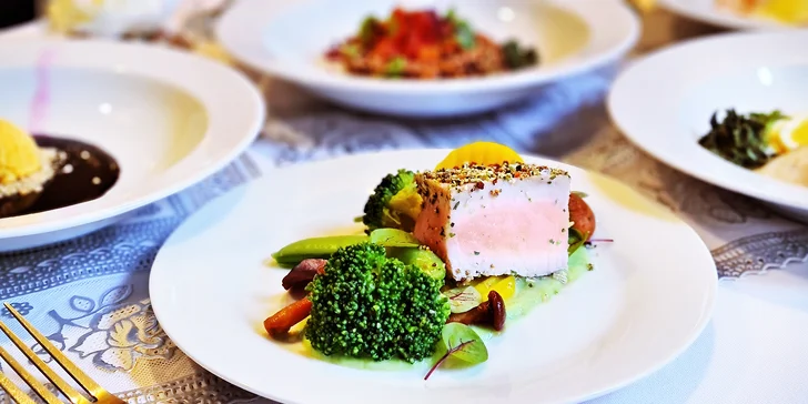Osmichodové degustační menu v Bonjour-Camino pro pár: tartar, raviola i selečí maso