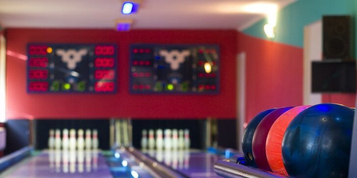 Skoulejte si skvělou zábavu: hodina bowlingu pro partu až 8 hráčů