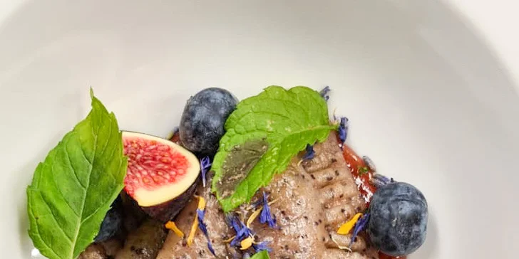 4chodové menu pro dva: bramborový krém, dýňové noky, mořský vlk i makové švestky