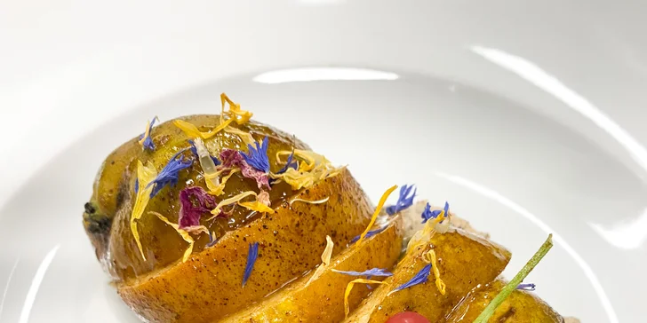 4chodové menu pro dva: bramborový krém, dýňové noky, mořský vlk i makové švestky