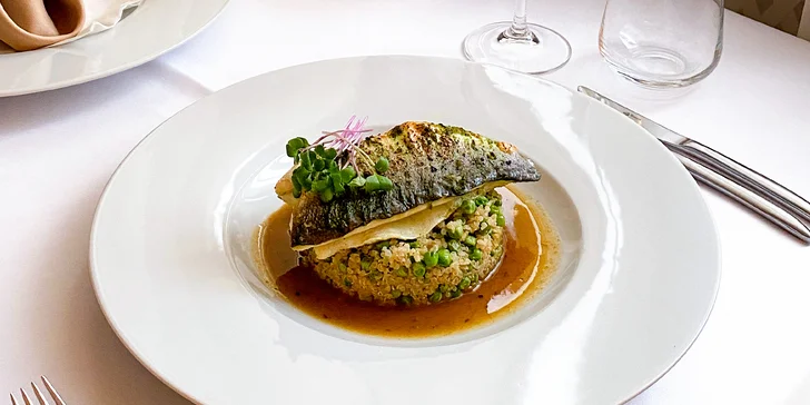 4chodové menu pro dva: bramborový krém, dýňové noky, mořský vlk i makové švestky