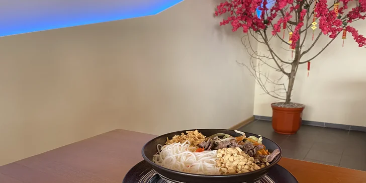 Asijské tříchodové menu: závitky, kachna a Bún Bò Nam Bộ i smažené ovoce