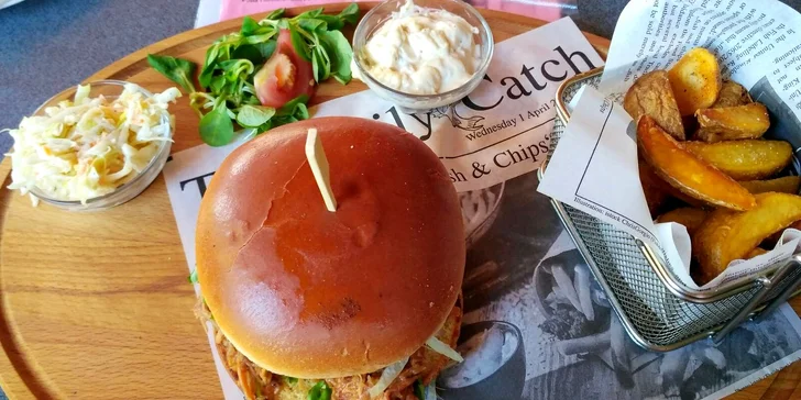Burger z trhaného masa nebo cheese burger s hranolkami a tatarkou pro 1 i 2 osoby