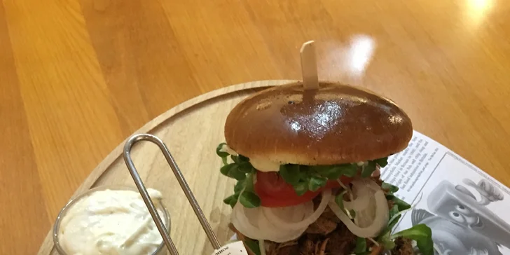 Burger z trhaného masa nebo cheese burger s hranolkami a tatarkou pro 1 i 2 osoby