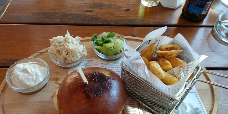 Burger z trhaného masa nebo cheese burger s hranolkami a tatarkou pro 1 i 2 osoby