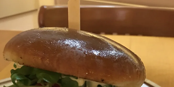 Exkluzivní dobrůtka: burger z více než 5 hodin pečeného vepřového masa a americké brambory k tomu pro 1 i pro 2
