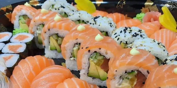 Sushi sety a nápoj dle výběru ve Strašnicích: rolky s rybou i vege varianty