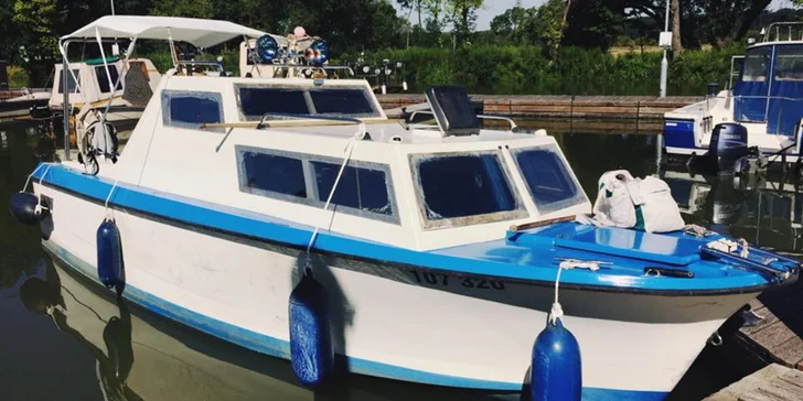Splujte Baťův kanál: loď s kajutou nebo motorový člun až pro 8 osob, plavba na pár hodin i celý den