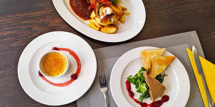 Tři chody v restauraci s výhledem na řeku: domácí paštika, špíz a crème brûlée pro dva