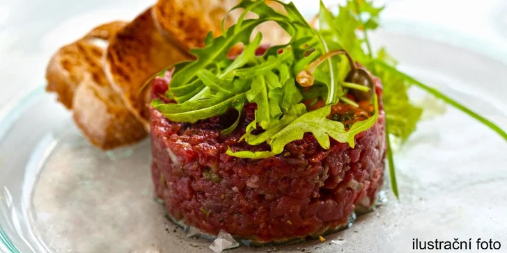 Hovězí tatarák s křupavými topinkami: 200 g, 300 g nebo rovnou 500 g