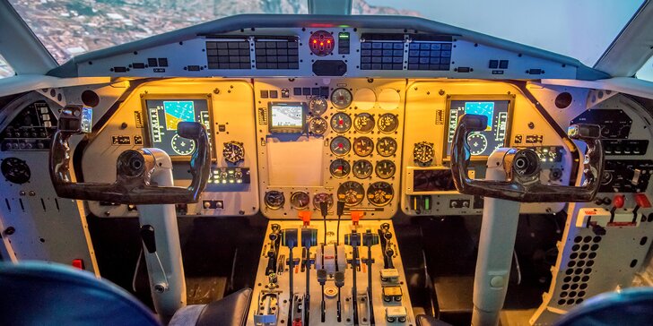 Simulátor letounu L410: pilotování pro jednoho i romantický let pro dva