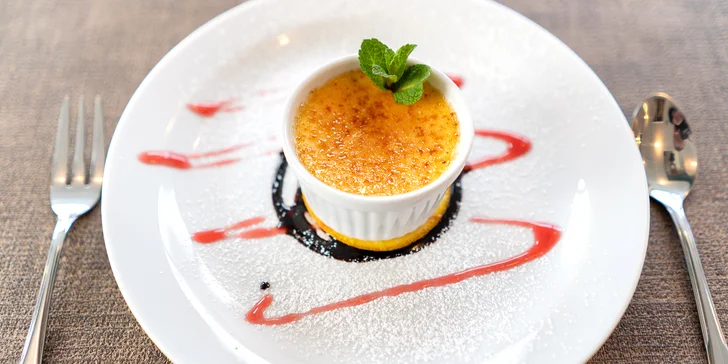 Tři chody v restauraci s výhledem na řeku: domácí paštika, špíz a crème brûlée pro dva