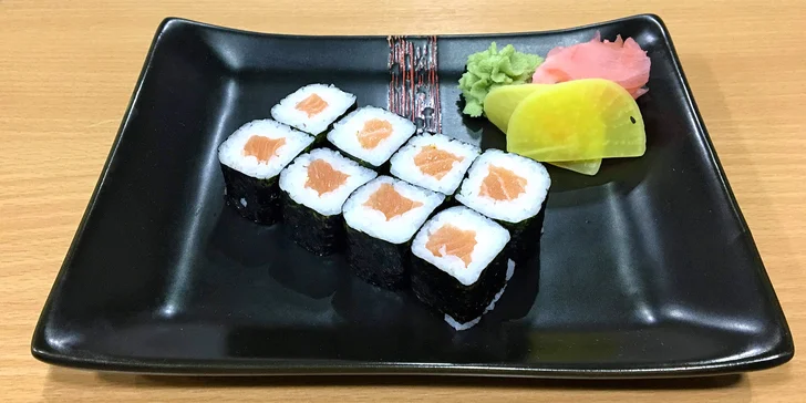 Sushi sety a nápoj dle výběru ve Strašnicích: rolky s rybou i vege varianty