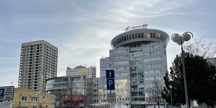 Vstup na vyhradené parkovisko  je z vedľajšej cesty, ulica Plynárenská 2,  kde sa pred vstupom nachádza rampa, kde po prejdení cez rampu prídete na parkovisko. Zaparkovať môžete na vyhradených miestach s označením masáže, pre návštevu budovy BBC III., alebo na ktoromkoľvek nevyhradenom parkovacom mieste.