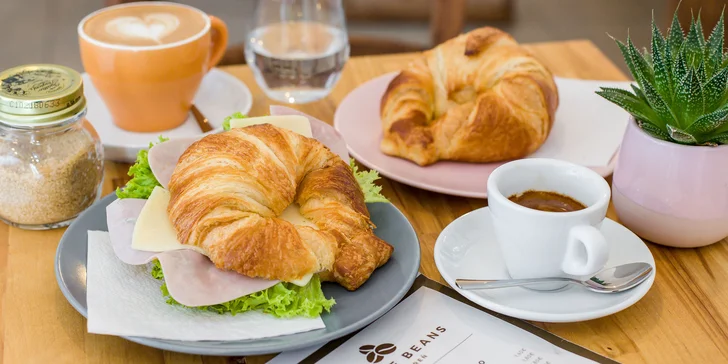 Sladký alebo slaný plnený croissant + káva podľa výberu