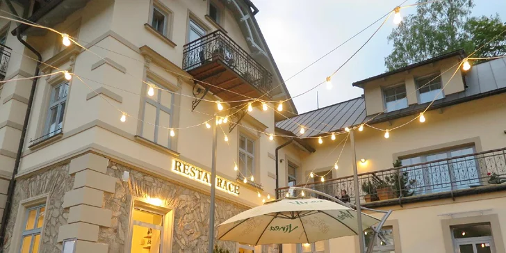 V létě si můžete užít příjemné posezení s jídlem i pitím až do noci na venkovní terase. 