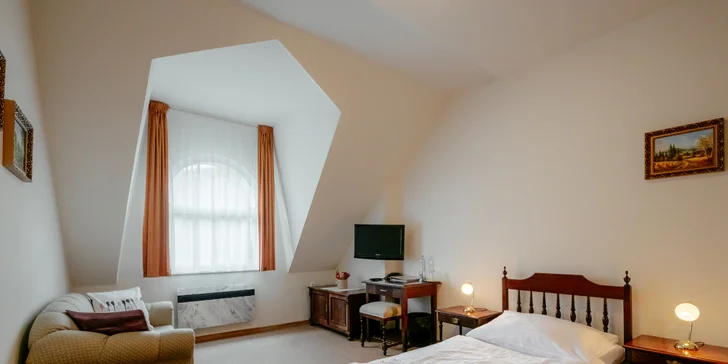 Ubytujete se ve vkusně zařízeném pokoji.