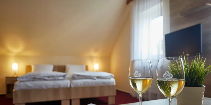 V moderních pokojích i apartmánech najdete vše, co pro pohodlí na horách potřebujete – vlastní koupelnu, Wi‑Fi a TV. 