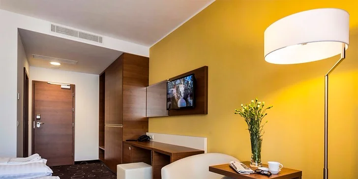 Ke každému pokoji patří balkon, je tu i televize, Wi-Fi a minibar. 