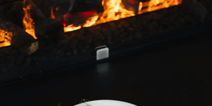 Restaurace si zakládá na pokrmech připravovaných z lokálních a sezónních surovin. 