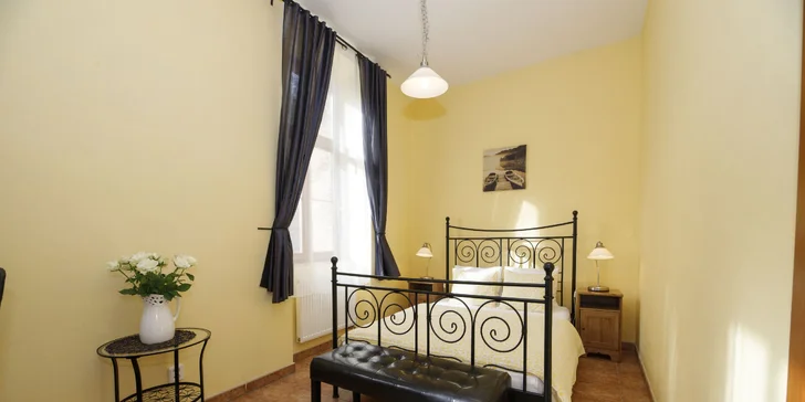 Ubytováni budete v útulném apartmánu s vlastní koupelnou.