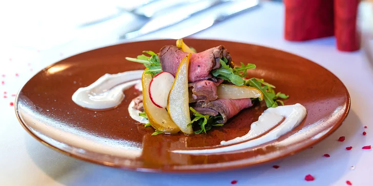 Šéfkuchař vám mistrně připraví parádní pětichodové menu pro dva. Jako předkrm se představí roastbeef.	