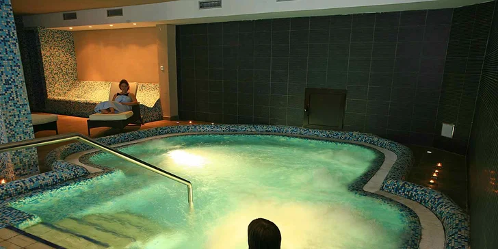 Wellness zahŕňa fínsku a tureckú saunu aj vírivku.