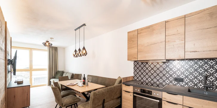 Disponuje dvoma samostatnými spálňami s luxusnými pružinovými matracmi pre dokonalý spánok.