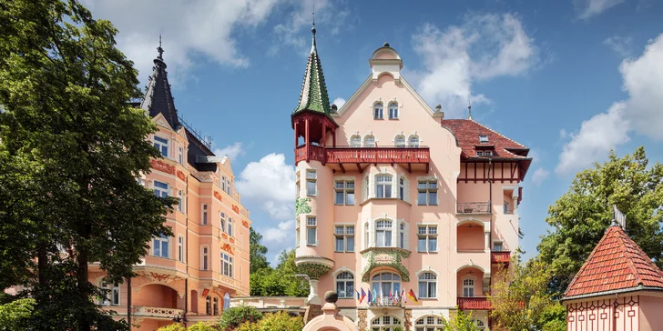 V ceně pobytů je neomezený vstup do bazénu, vířivky a saun. Wellness se nachází ve Ville Smetana.