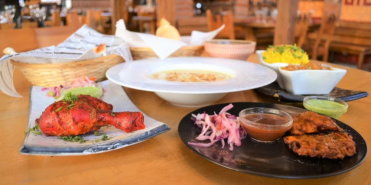 Jedním z masitých jídel je kuřecí tandoor, vegetariánské menu vám zase nabídne Bhindi bhaji s baby máslovým naanem.