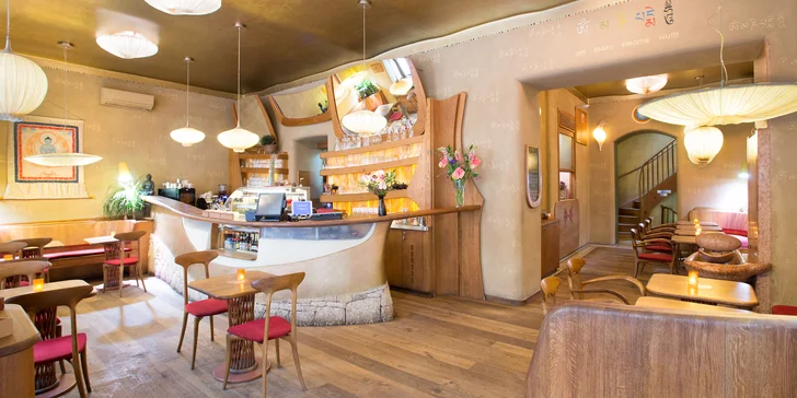 Zážitkem je i atmosféra podniku: dvoupatrová restaurace má harmonický interiér ve stylu Feng Shui: nechybí fontány, krb a zátiší s Buddhou. Zkrátka chvilka v jiné dimenzi. Tak dobrou chuť! 
