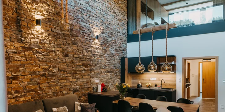 Úplne novopostavené apartmány sú zariadené v modernom horskom štýle. Hlavnými použitými materiálmi sú drevo, kameň a sklo.