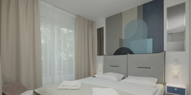 S rozlohou 33 m² ponúka oddelenú spálňu s manželskou posteľou a samostatnú obývaciu izbu s plne vybaveným kuchynským kútom.