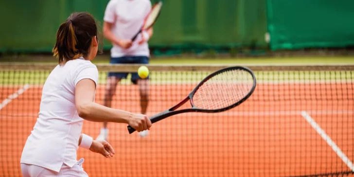 Venkovní tenisový kurt: 1 či 2 hodiny hry v Tenis Centru Drnovice
