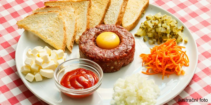 Nemíchaný hovězí tatarák s topinkami: 300 g pro jednoho nebo 500 g pro dva