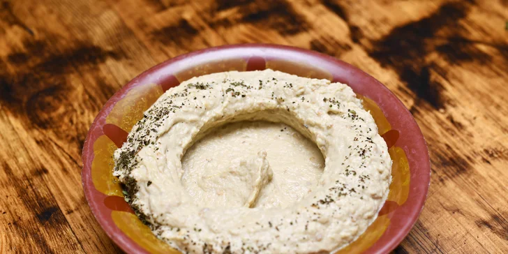 Baba Ghanouj (pasta z lilku, sezamové pasty tahini, jogurtu a petrželky)
