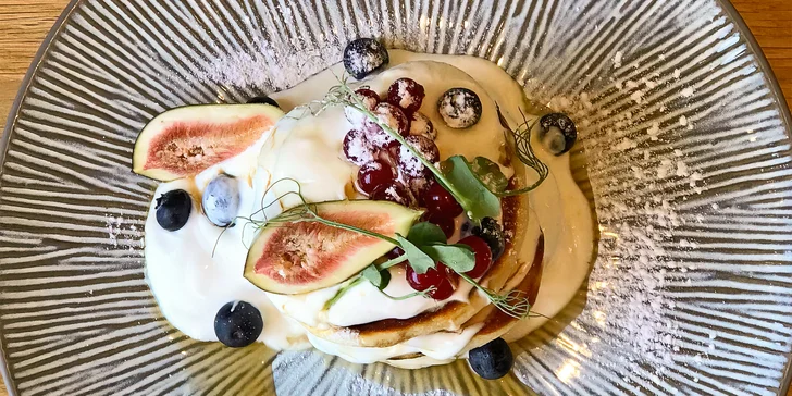 Snídaně či brunch pro 1 nebo 2 os. ve Vršovicích: vejce benedikt, uzený losos, lívance, káva, limonáda