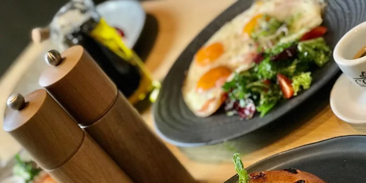 Snídaně či brunch pro 1 nebo 2 os. ve Vršovicích: vejce benedikt, uzený losos, lívance, káva, limonáda