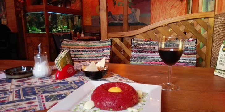 500g uruguayský tataráček a 16 dozlatova opečených topinek k němu
