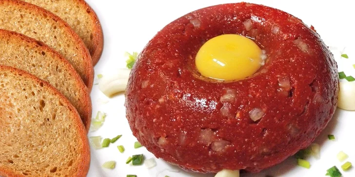 500g uruguayský tataráček a 16 dozlatova opečených topinek k němu
