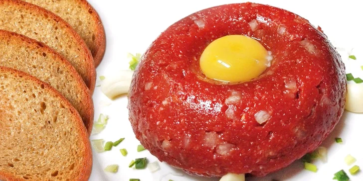 500g uruguayský tataráček a k němu 16 dozlatova opečených topinek