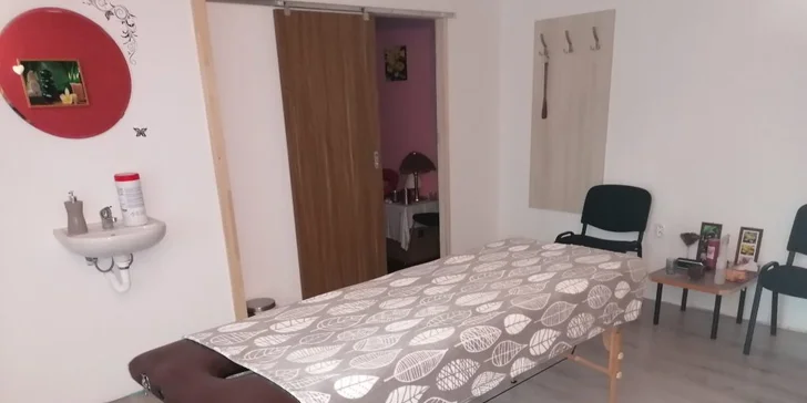 Terapeutická masáž zad a zábal či kraniosakrální terapie pro podporu zdraví