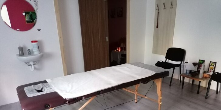 Dokonalý relax: Terapeutická masáž zad, šíje a krku s rašelinovým zábalem