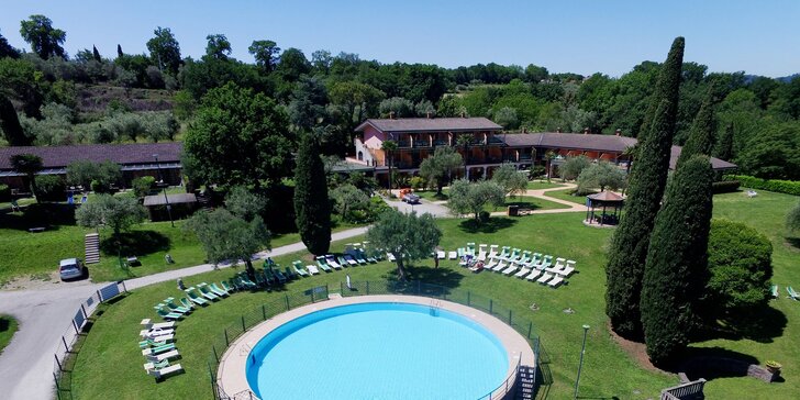 Dovolená u Lago di Garda: 4* apartmány, soukromá pláž a venkovní bazén, dítě zdarma