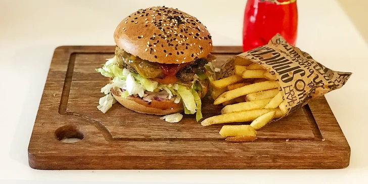Burger podle výběru z 5 druhů, hranolky a limonáda pro 1 nebo 2 osoby