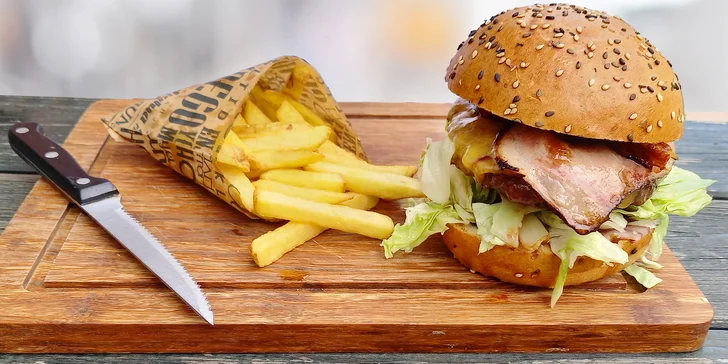Burger podle výběru z 5 druhů, hranolky a limonáda pro 1 nebo 2 osoby