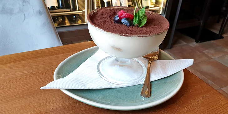 Tříchodové menu pro 2 osoby: hovězí carpaccio, panenka sous-vide a domácí tiramisu