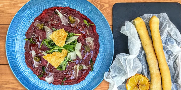 Tříchodové menu pro 2 osoby: hovězí carpaccio, panenka sous-vide a domácí tiramisu