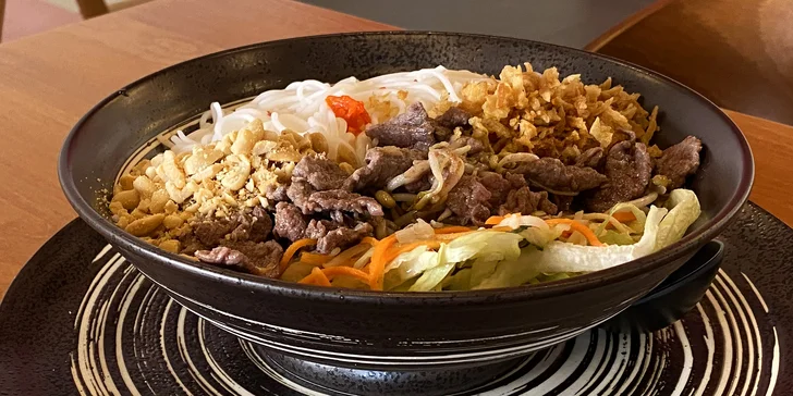 Asijské tříchodové menu: závitky, kachna a Bún Bò Nam Bộ i smažené ovoce